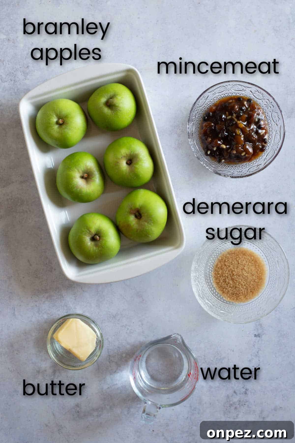 Ingredients for baked apples with mincemeat.